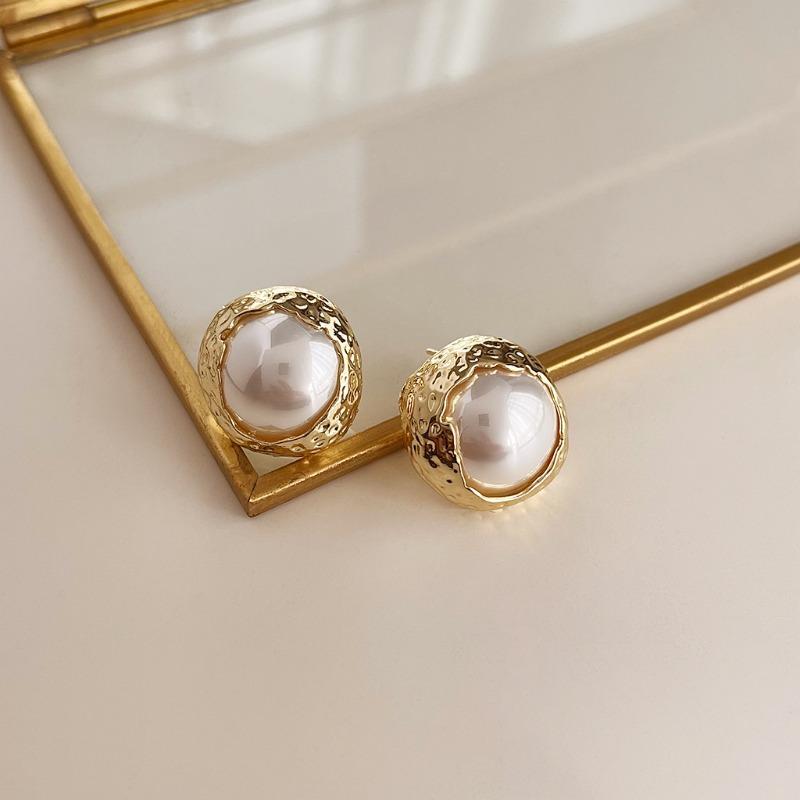 Retro fashion oil-dripping earrings niche temperament medieval style earrings personality high-end pearl earrings