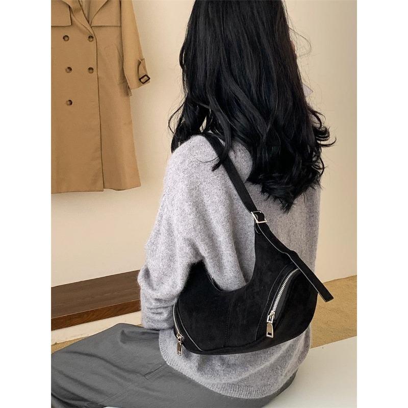 

Замшевая сумка осень женская новая сумка-подушка женская ретро текстура плюшевая на плечо подмышку женская чёрный