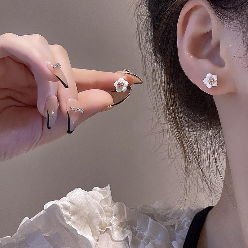Spring New Cute Daisy Flower Stud Earrings For Women 2023 Sweet Shell Enamel Silver Plated Earrings Korean Temperament Jewelry