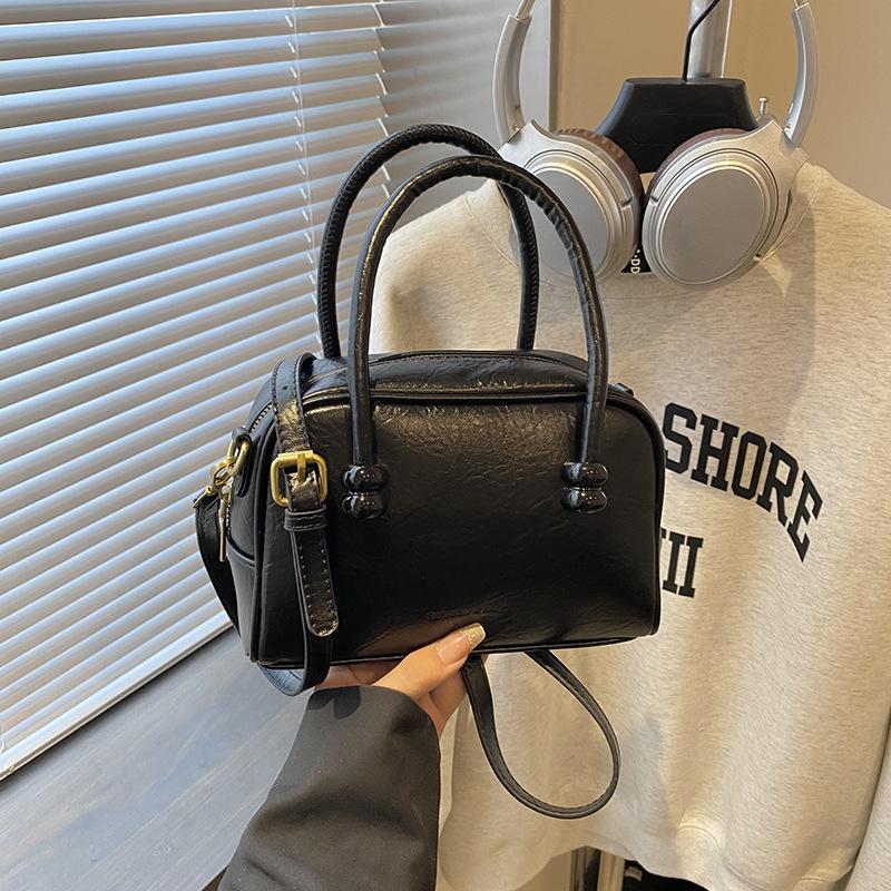 Niche design bag women's 2025 new autumn and winter versatile shoulder messenger bag Korean version ins portable pillow bag