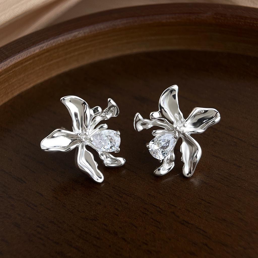 Blumen-Ohrstecker aus flüssigem Metall mit Zirkonia – Übertrieben, Hochwertiger, Vielseitiger Schmuck für Damen
