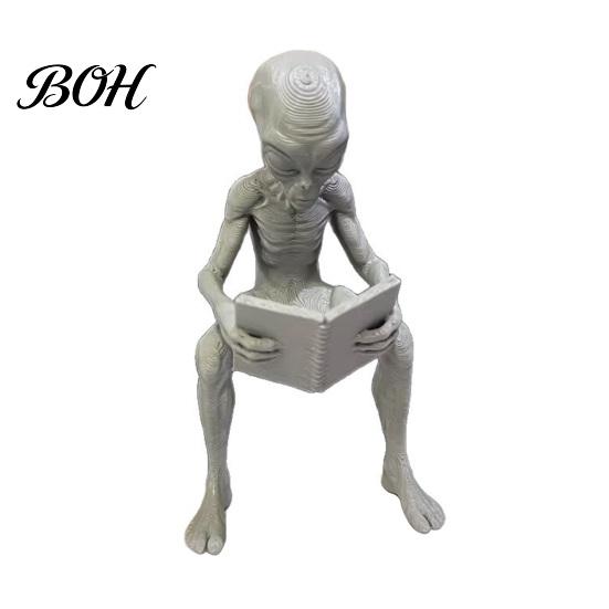 Fine 3D Printing Art Printed Reading Alien Ornament, Creative Sitting Office Monitor Decoration Sculpture, Resin Collectible Figures Desktop