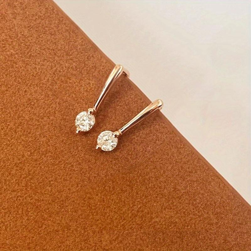 Ein Paar schlichte und mit synthetischem Zirkon eingelegte Ohrringe für den täglichen Gebrauch, kombiniert mit einfachen und kleinen Ohrringen, modisch und trendig