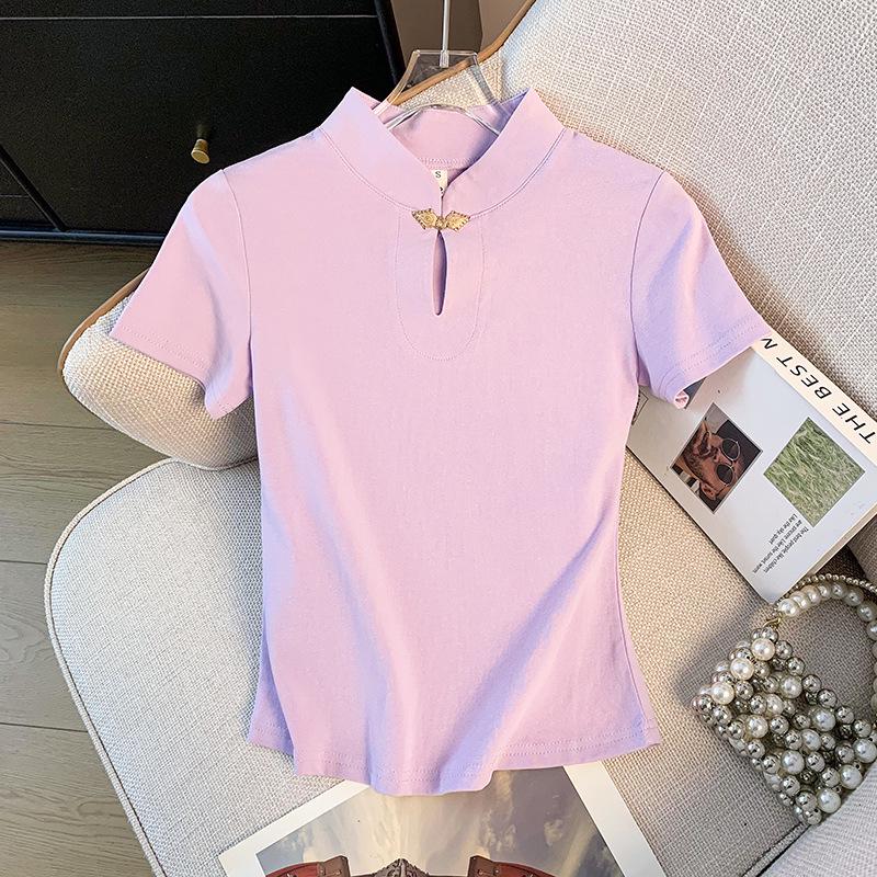 

Женская летняя футболка в китайском стиле приталенного силуэта с застежкой на пуговицы-лягушки и воротником-стойкой, с ретро-дизайном XL светло-фиолетовый