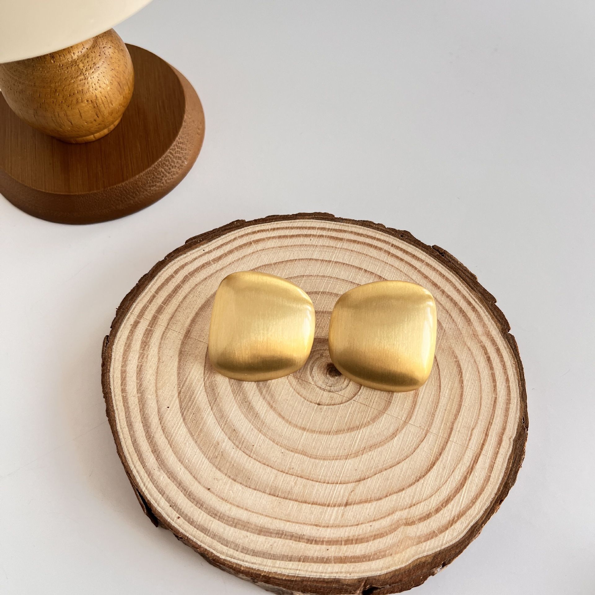 

Серьги-гвоздики квадратной формы с матовой отделкой, высокого класса, подходят для большого круглого лица, преувеличенные серьги для женщин, новые популярные модели 2025 года золотой