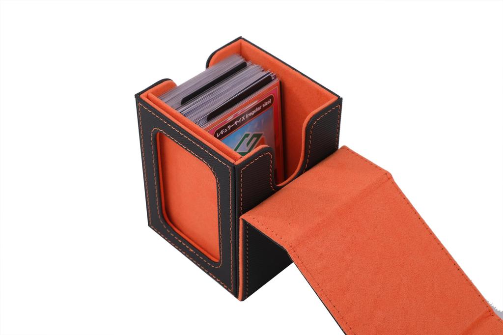 Toy God Look Deck loader do kart, który pozwala zobaczyć zawartość talii w. Mieści 100 kart w podwójnych i potrójnych koszulkach i obsługuje wszystkie karty w tym i