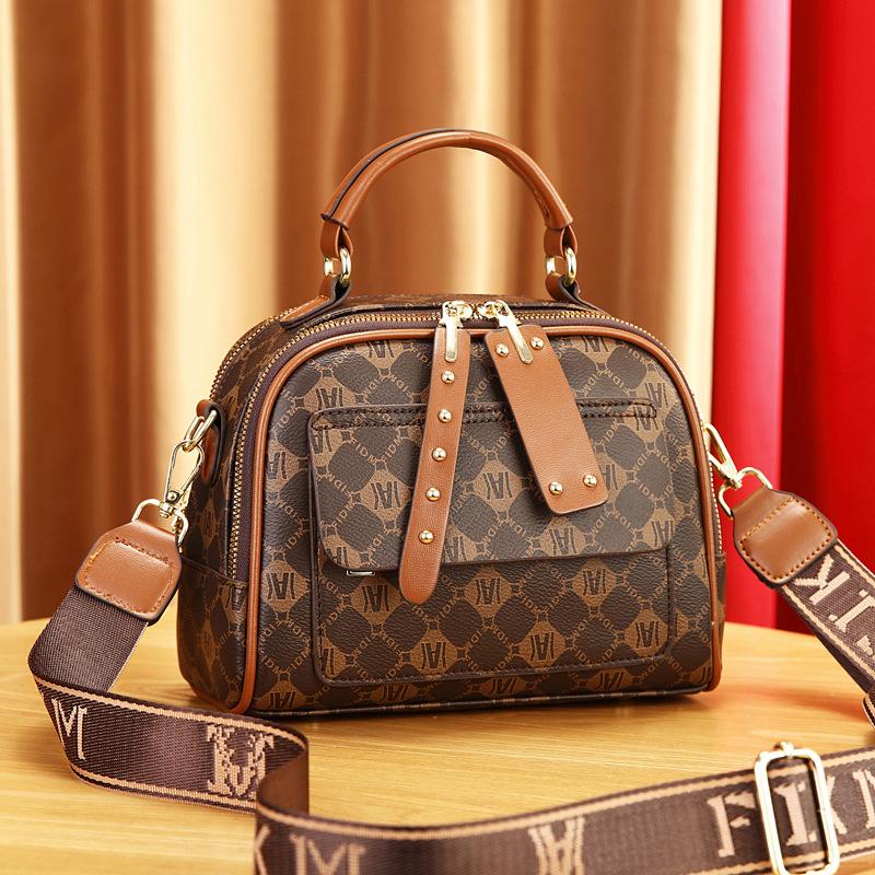 Atmospheric texture women's portable messenger bag 2025 new simple and versatile multi-layer large-capacity work square bag