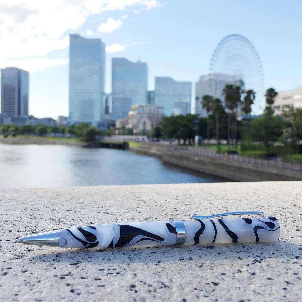 LACHIEVA LUX Čierna a biela akrylová guľôčková ceruzka Luxusný darček pre mužov a Pekná súprava pier pre pero. ženy. písanie.