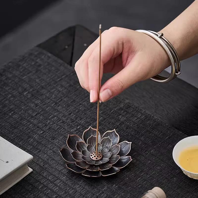 Natural Pine Cone Incense with Agarwood Sandalwood - Purifies Air with a Lotus Holder