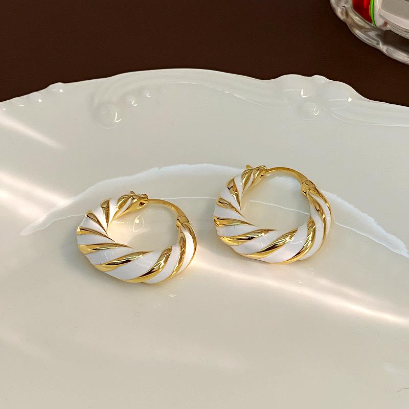 

Серьги-кольца «Анкара Ред Дрип Глейз» в виде скрученного узла - Элитные эмалевые серьги-клипсы с цветными блоками.