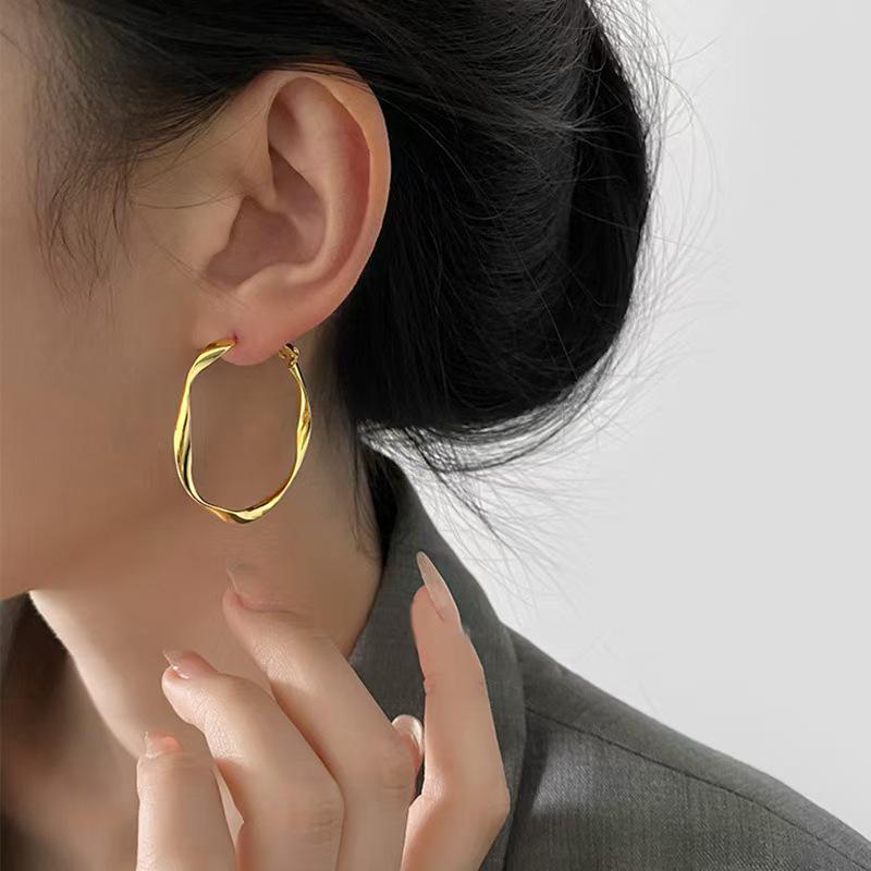 Große runde Creolen aus Sterlingsilber, Leichter Luxus, Süßer Cooler Stil, Nischenschmuckdesign für Herbst und Winter.