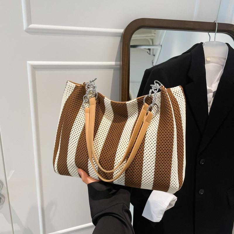 Modische kontrastierende gestreifte gewebte Tasche Damen neue Pendler-Schulter-Achseltasche Urlaubsstil gewebte Tragetasche