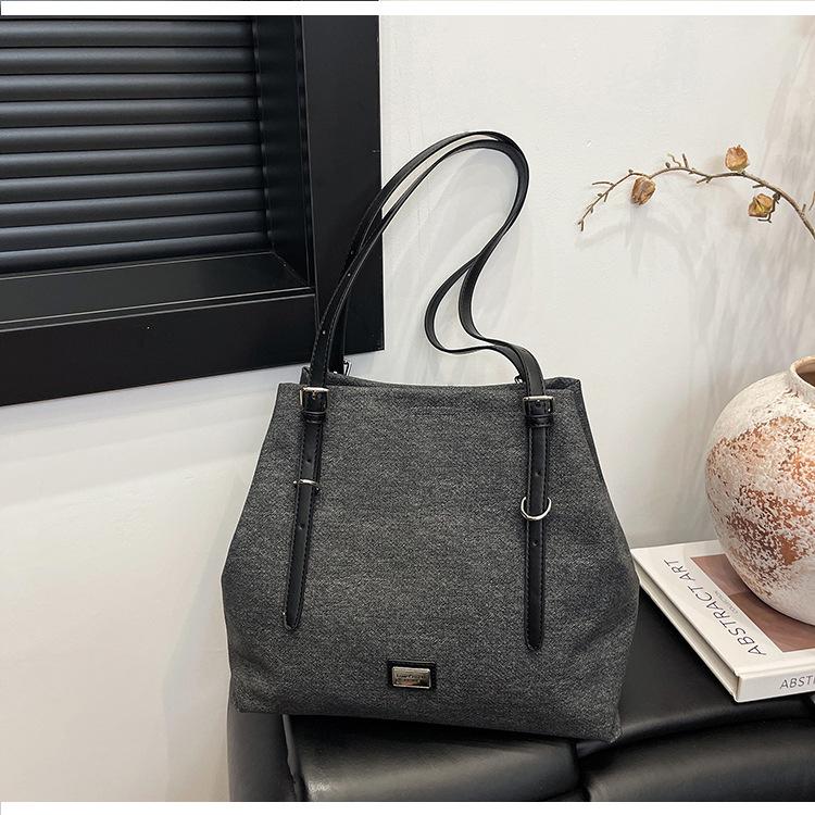 

2025 summer season new tote bag retro large capacity fashion simple texture shoulder bag work commuter bag