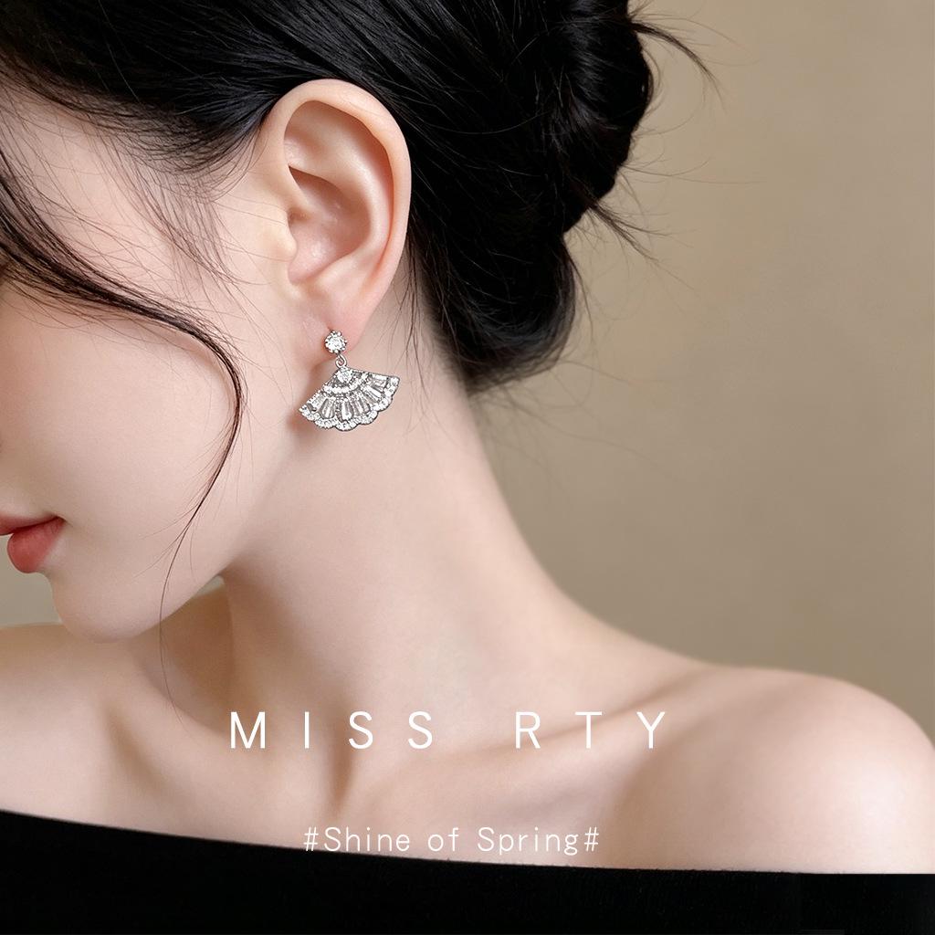 "Ci Mu Er Er" Retro Chinese Style Fan Earrings - Artistic Zirconia Earrings for Women, Light Luxury.