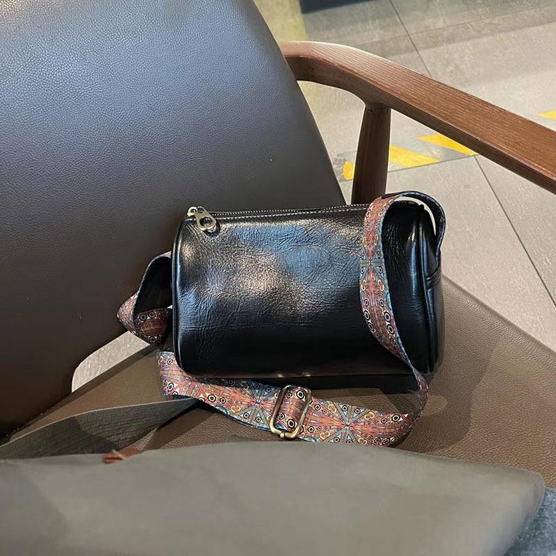This Small Handbag, A Women's Leather Pillow Bag, Is Fashionable, Retro and Versatile. It's A Summer Single-shoulder Crossbody Bag