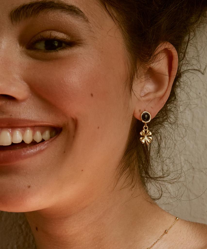Iris Memory-Hope Clover Onyx No. 13 Earrings - Gold White