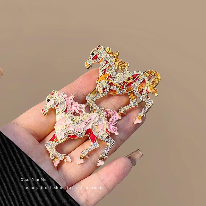 Exquisite Rhinestone Retro Horse Brooch - Zodiac Lapel Pin for Coats and Suits, Perfect New Year Gift