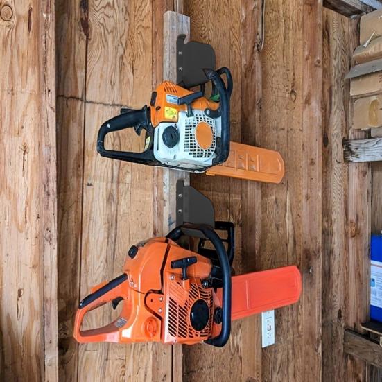 Wieszak na piłę łańcuchową Wytrzymały metalowy elektryczny hak ścienny do piły łańcuchowej Garaż Szopa Uchwyt do przechowywania piły łańcuchowej Organizer Stojak