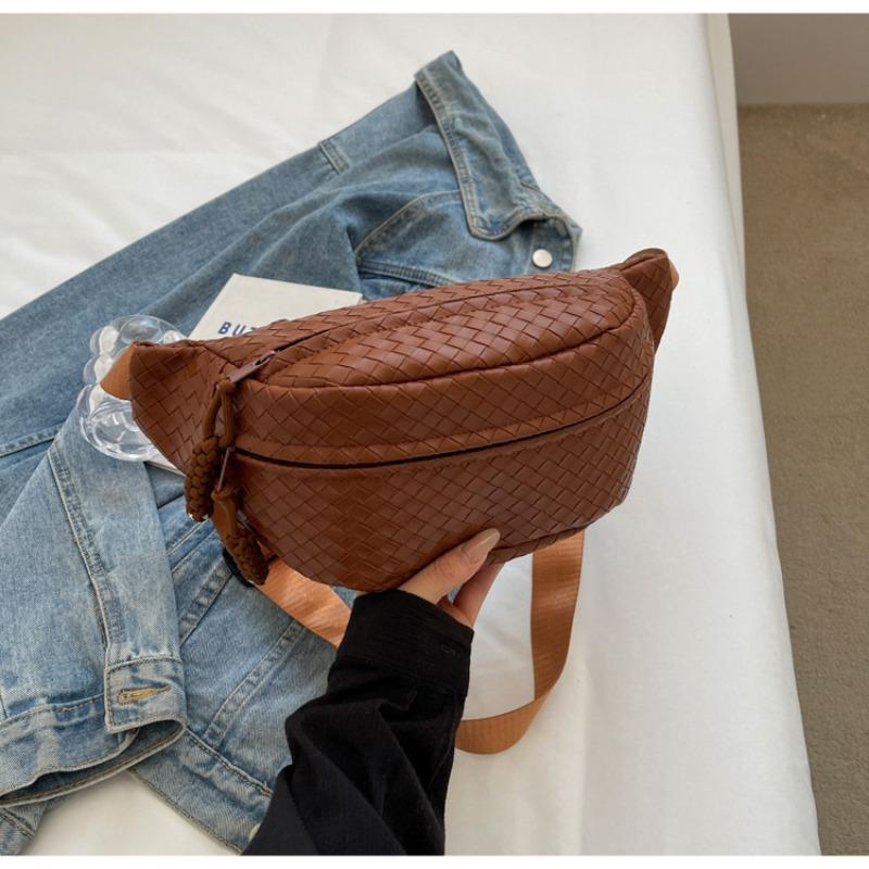 Women's bag Trend small breast bag Casual fanny pack Commuter high-end messenger bag Niche shoulder bag