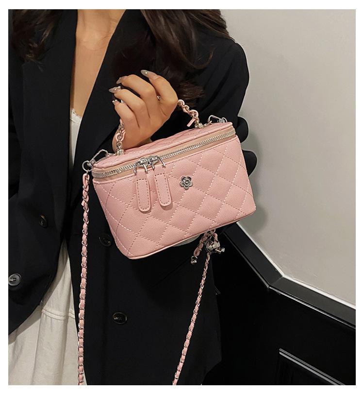 Trendy Women's Diamond Pattern Crossbody Bag - High-Quality Embroidery, Chain Shoulder Strap, Small Square Design