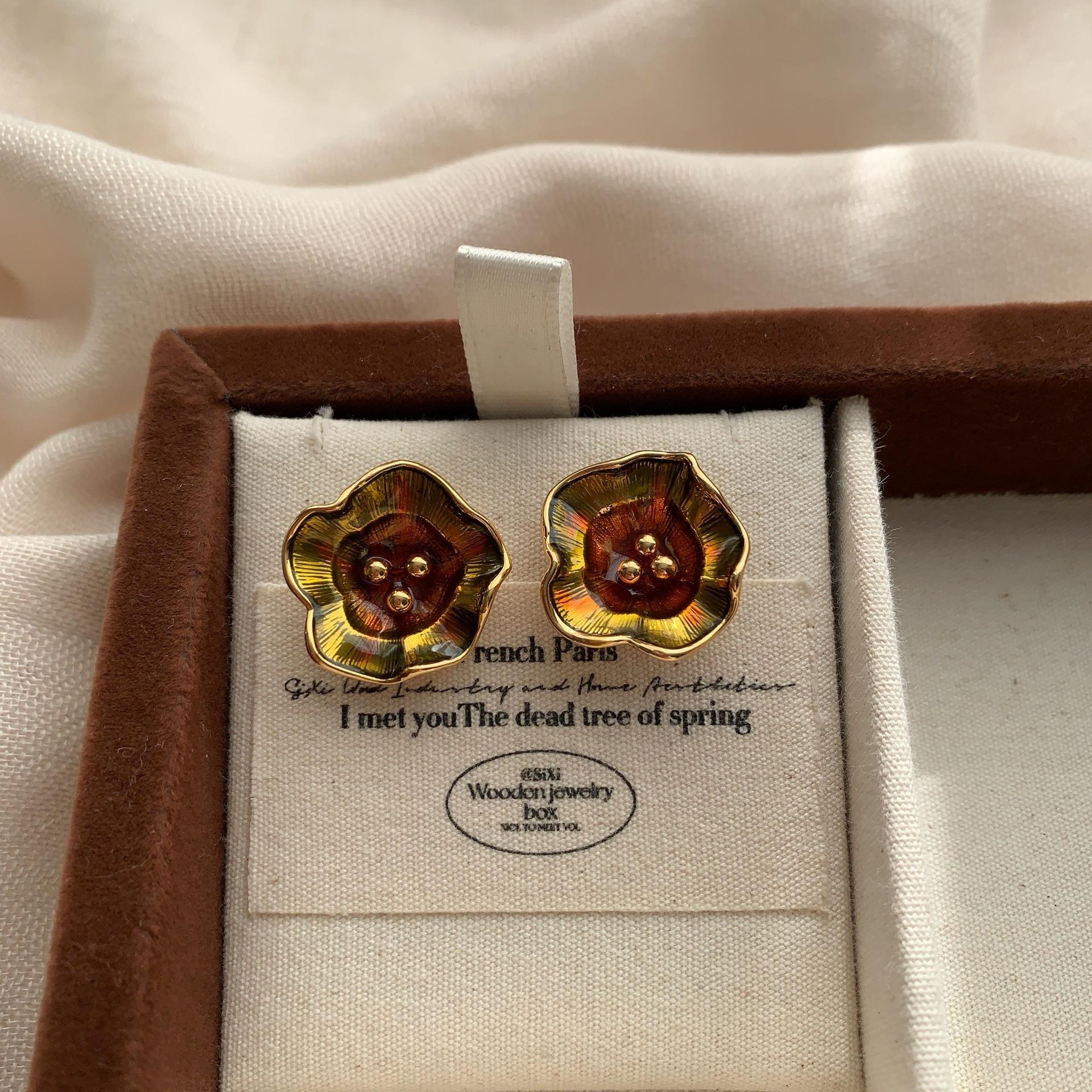 

Three-dimensional petal earrings, earrings, light luxury, fresh and smart natural atmosphere, advanced texture, personalized exquisite earrings