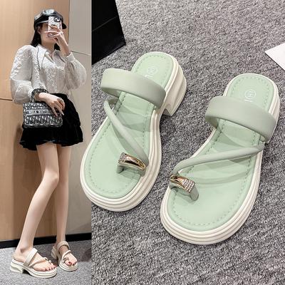 Internet-Berühmtheit Set Zehenkneifer Hausschuhe Damen tragen 2025 neu Sommer Feenstil Flip-Flops dicke Sohle Keilabsatz coole Hausschuhe