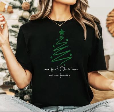 2025 Weihnachts-Unisex-T-Shirt, Heiligabend-Familie, Unser erstes Chris(CH)