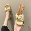 2024 Lato Nowe Jednokolorowe Plisowane Damskie Koreańska Edycja Proste Sandały Moda Kwadratowy Nosek Odkryty Nosek Kwadratowy Obcas Kapcie