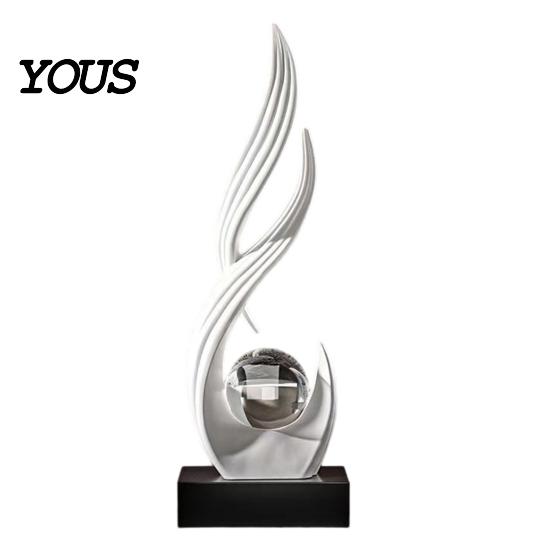 Statua Artigianale Elegante Scultura Decorativa Astratta con Sfera di Cristallo Trasparente, Moderna Curva Fluida Decorazione da Tavolo Lusso per Casa per Ufficio