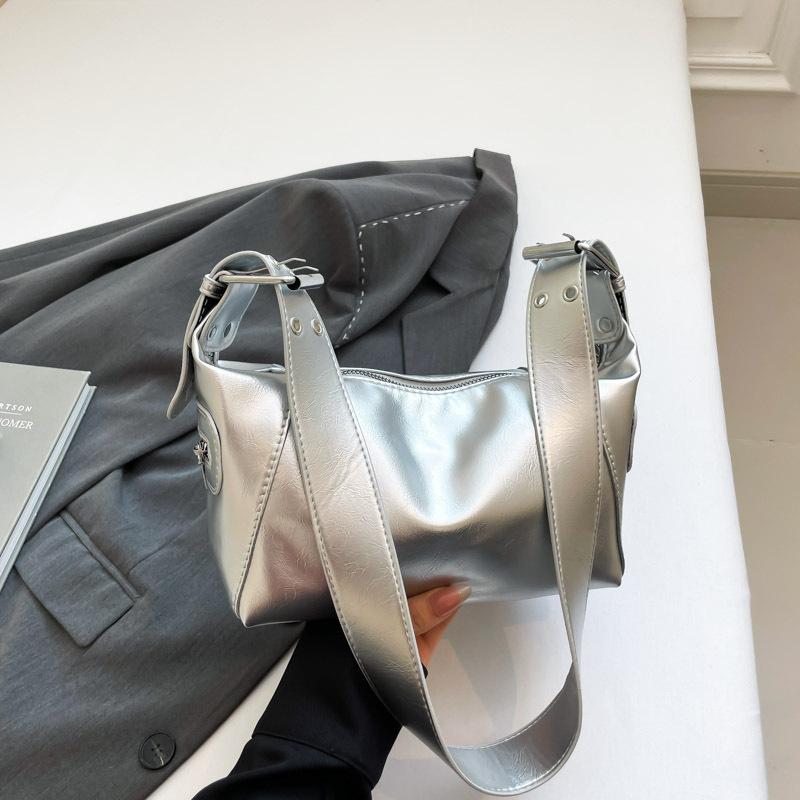 

Cool and spicy style girls handsome personality large capacity 2025 new spring and summer leisure street trend single shoulder underarm women s bag срібний