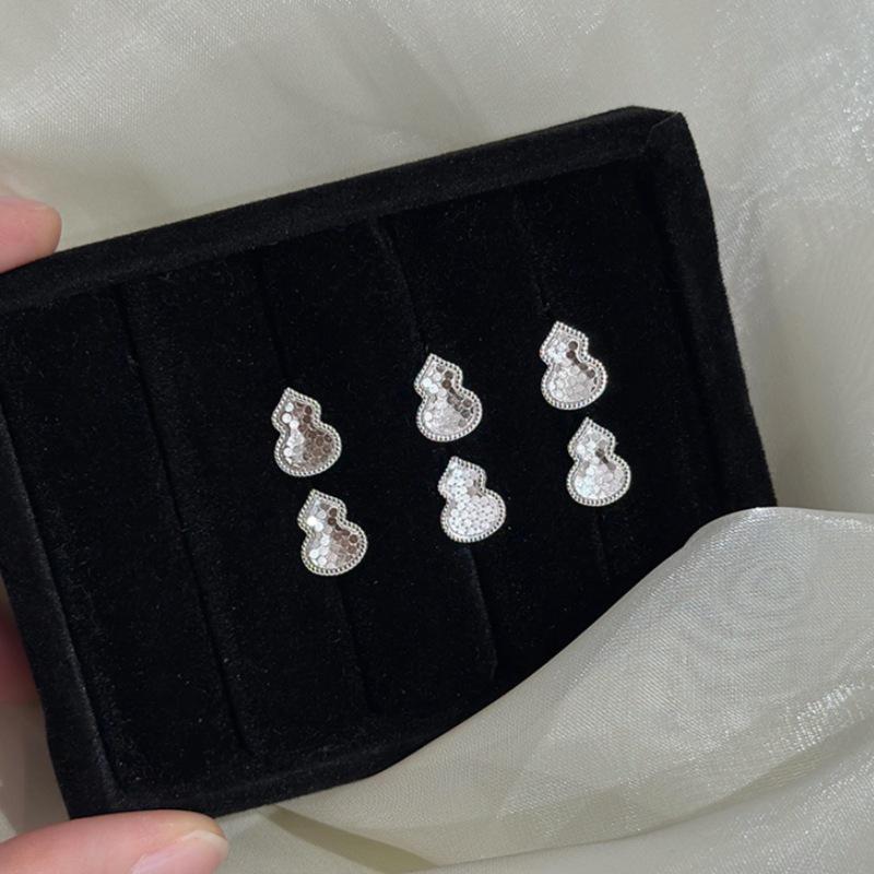 Elegant Chinese-Style Crushed Ice Bing Hulu Earrings: Sweet, Luxurious, Compact, Versatile, High-End Jewelry for Women.