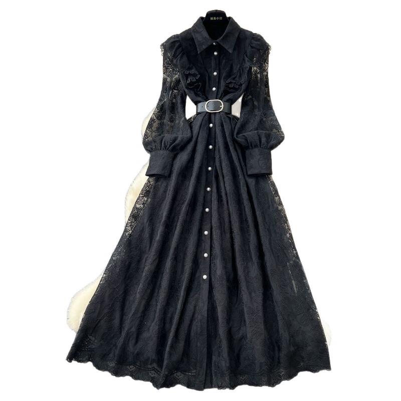 Aceasta este o rochie ușoară, luxoasă și de înaltă calitate, cu guler polo, pentru femei, cu un design unic și eteric de broderie din plasă de primăvară.