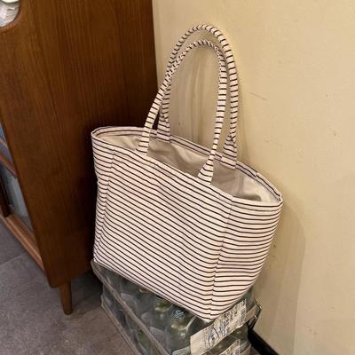 Koreanischer fauler Wind Streifen kontrastierende Farben, kleine frische Canvas-Tasche, große Kapazität für Schule Pendeln, hochwertiger ein Schulter-Tragetasche