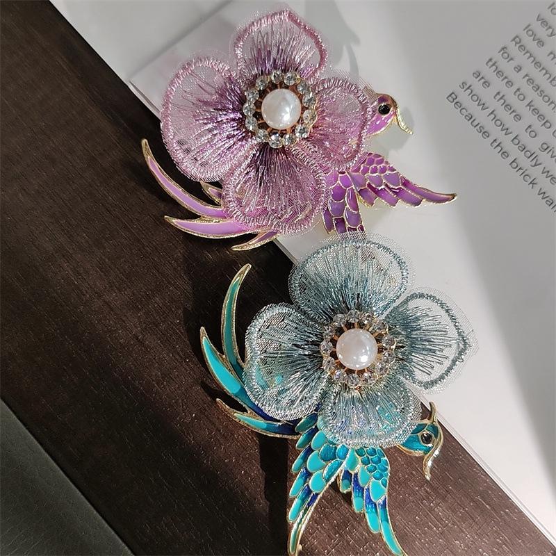 Brosche im chinesischen Stil mit Stickerei von Vögeln und Blumen, mit Perlen und Strasssteinen