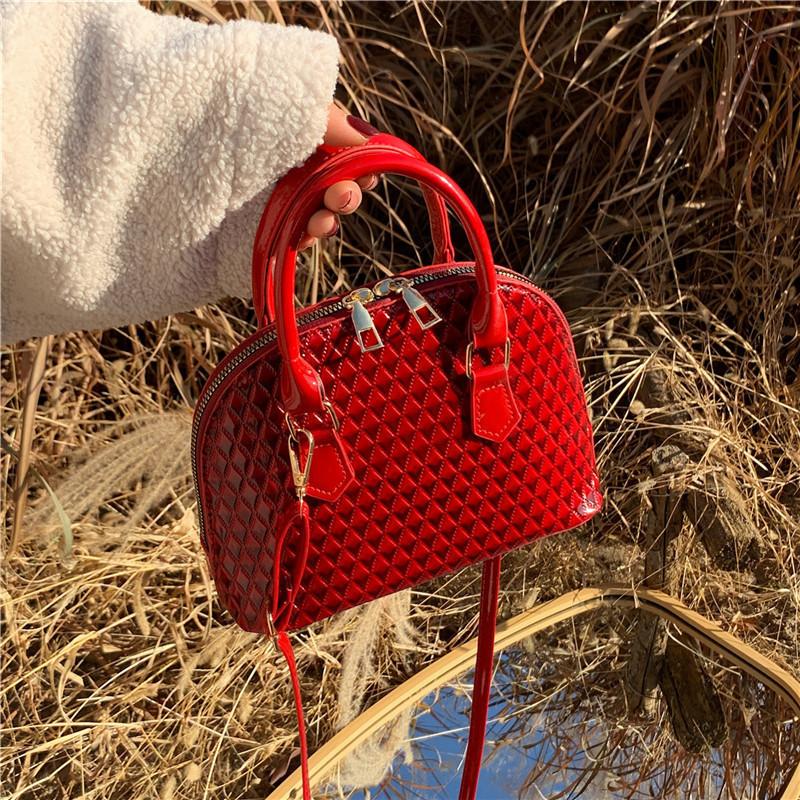Модная сумка-ракушка весеннего сезона 2024, современная шикарная, для ношения в руке и на плече красный