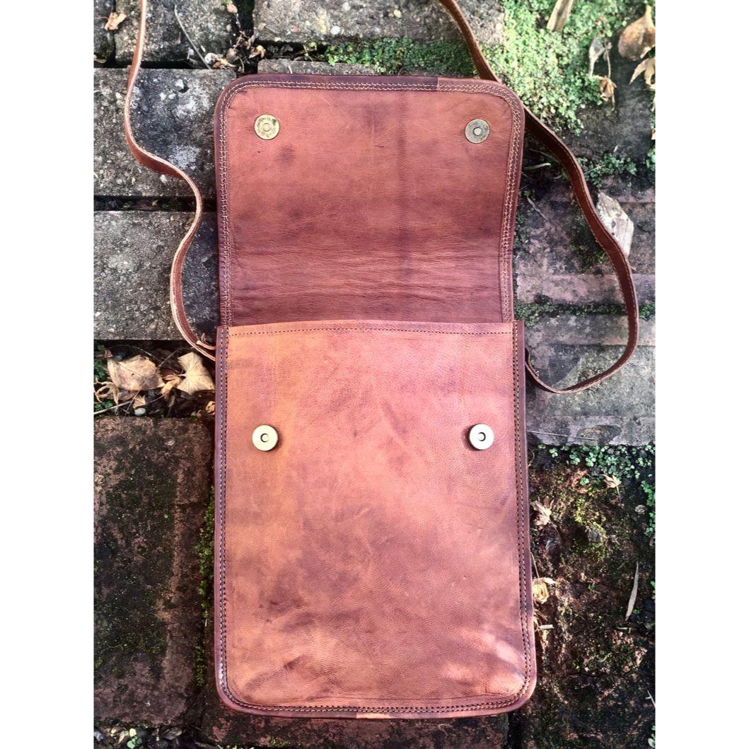 Коричневая кожаная сумка-мессенджер — фото 5