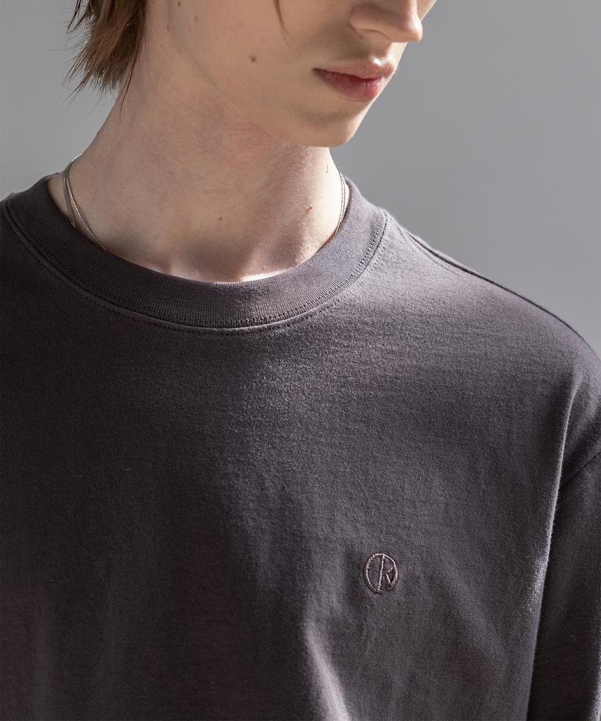 Dekkoloso Unisex Essential Regular Fit Logo Embroidered Short Sleeve T-Shirt [Charcoal]