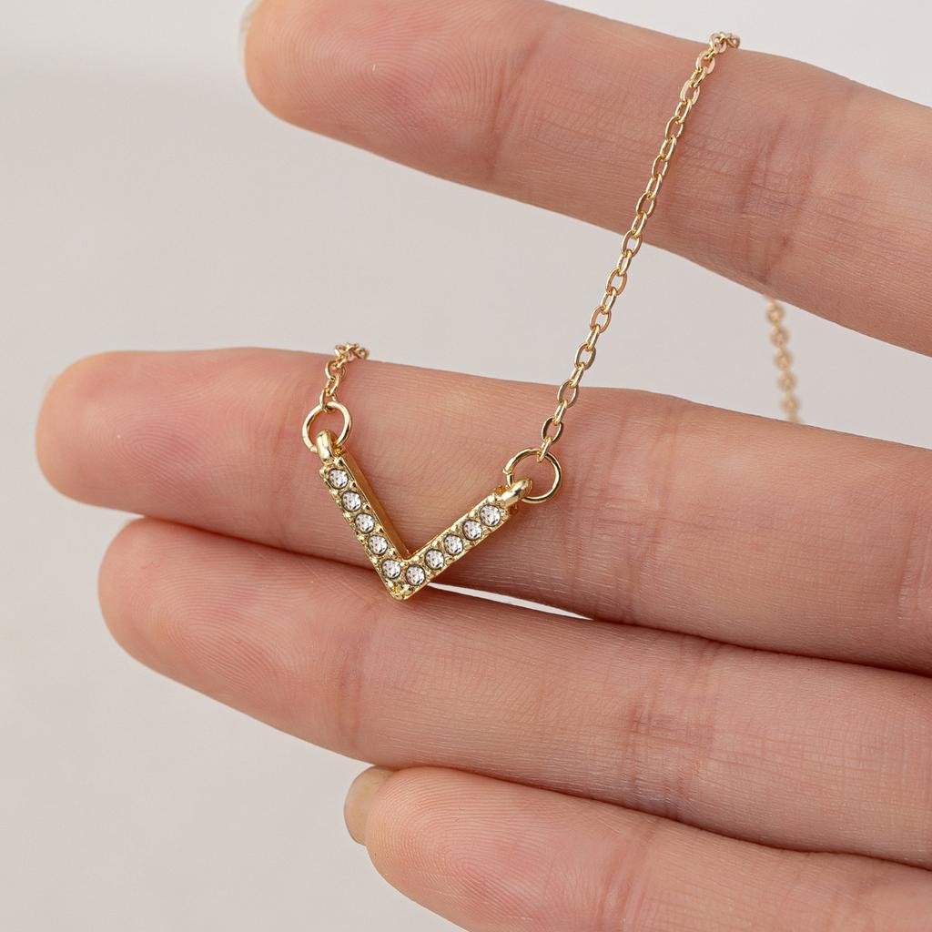 A Fashionable Women's Pendant Necklace. Simple and Elegant V-Shaped Pendant Made of Zinc Alloy with Glass Inlay, Suitable for Daily Wear and Gift