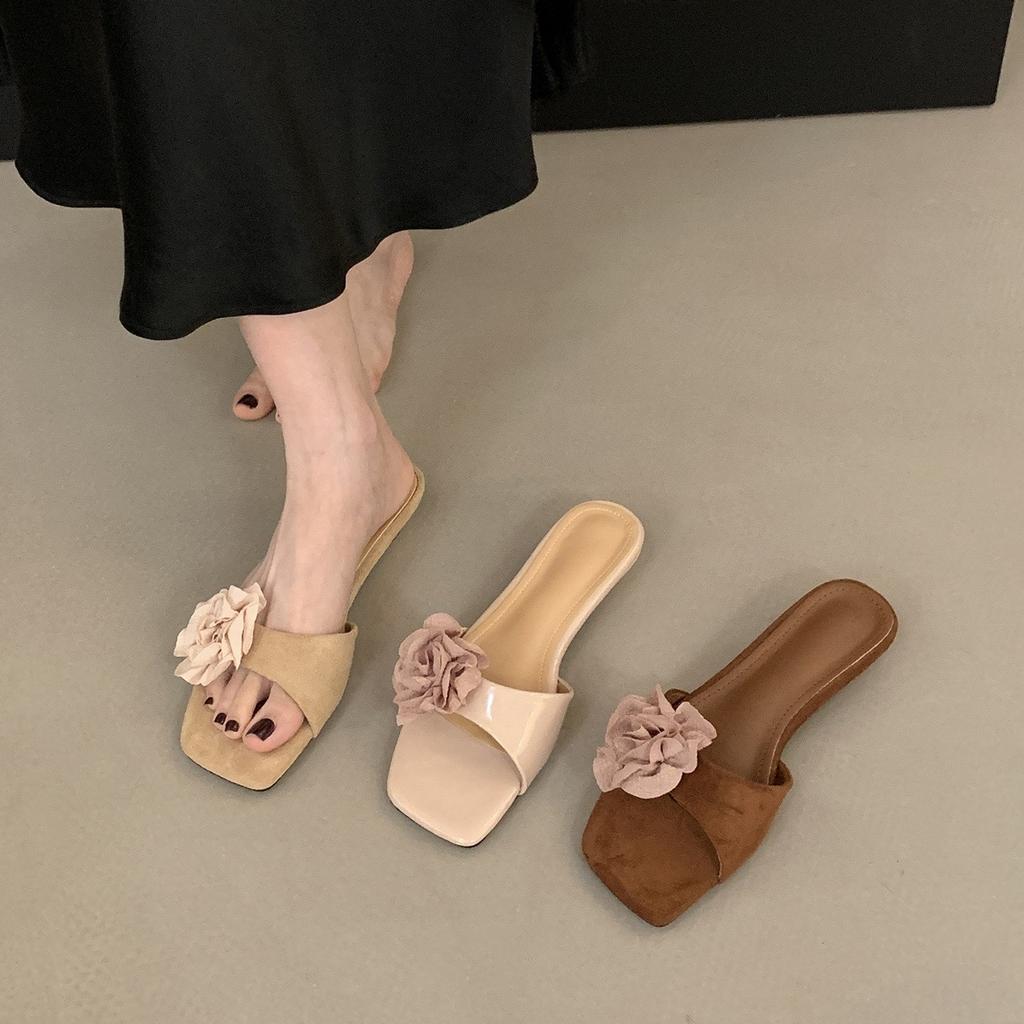 Koreanische Version von Keilabsatz-Sandalen mit offenen Zehen für Damen-Sommerbekleidung 2025 neue Blumendekoration Französisch schöne coole Hausschuhe