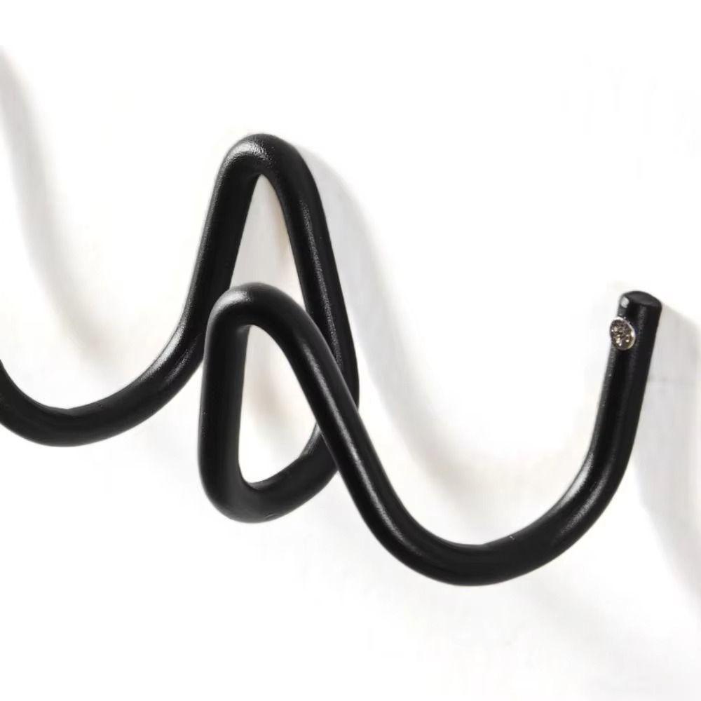 Kovový nástěnný háček ve vlnitém tvaru Minimalistický nástěnný držák na drobnosti Odolný proti vlhkosti a vodě Věšák na oblečení za dveře