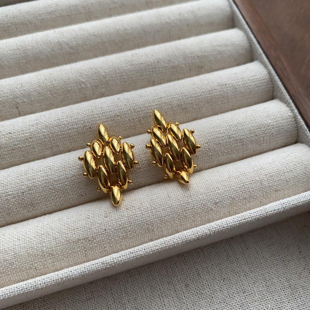 Unique retro stud earrings French exquisite earrings high-end atmosphere noble earrings