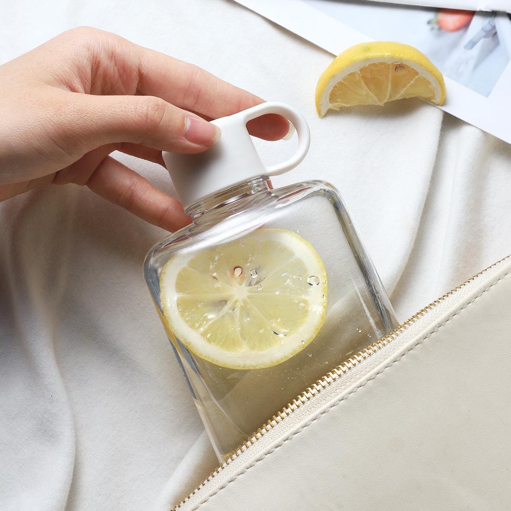 Garrafa de Água Quadrada Criativa em Tritan - Copo de Plástico Durável, Portátil e à Prova de Quedas para Beber Diretamente. Presente Perfeito do Tamanho de um Bolso!