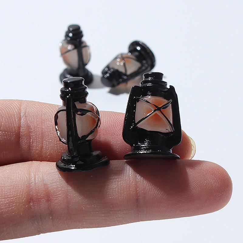 2Pcs Dollhouse Mini Vintage Black Simulation 3D Kerosene Lamp Baby Gift Toy Diy Hole Shoes Keychain Phone Case Accessories