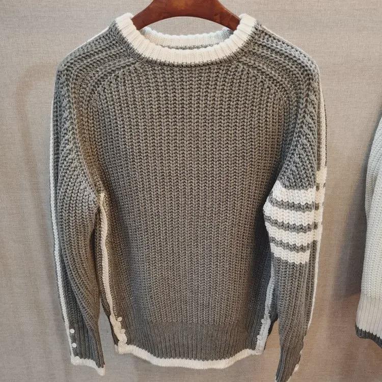 

Мужской серый свитер в полоску с четырьмя полосками – мягкий, удобный и стильный для осени/зимы L серый