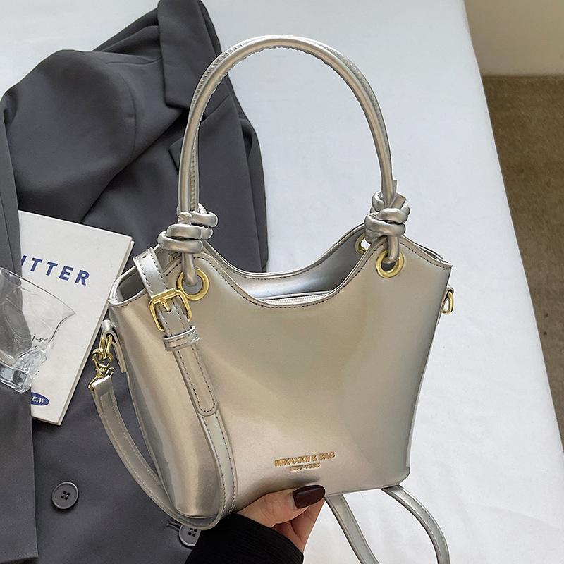 Popular Simple Retro High-end Texture Bright Leather Hand Carrying Bucket Bag Versatile Commuting Foreign Style Single Shoulder Messenger Bag Bag Fema