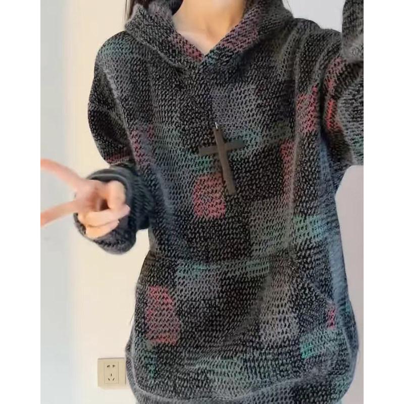 Herrvinterhuvtröja i mocka och stickat, retrodesign med rutmönster