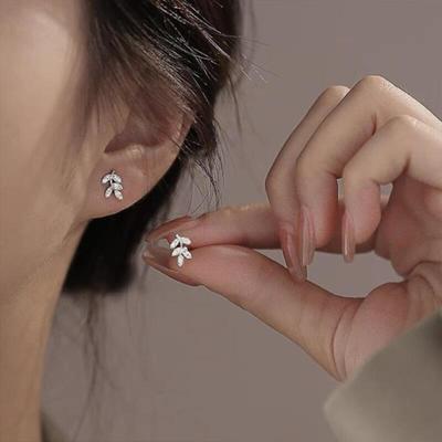 Boucles d'oreilles simples pour femme en forme de feuille entièrement pavées de zircons