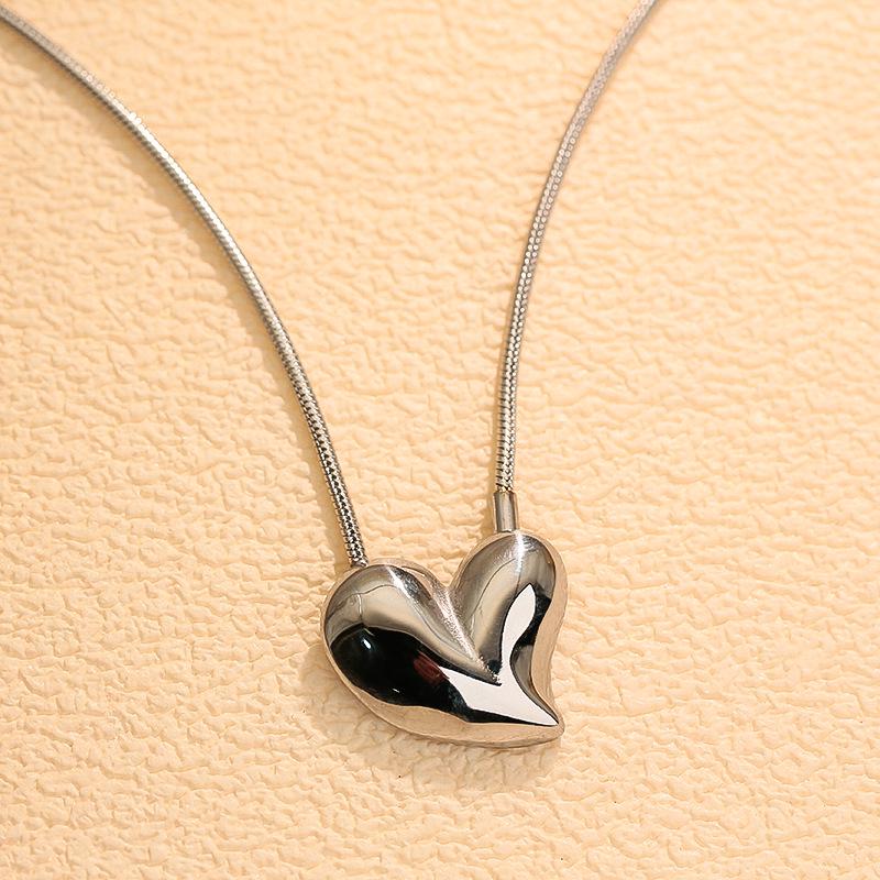Glossy Heart Necklace - Women's Fashion, European & American Style, Non-Fading Vacuum Electroplated Clavicle & Sweater Chain.