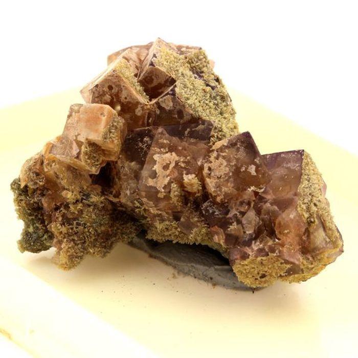 Pierres et Minéraux. Wulfenite + Mimetite + Fluorite. 250.0 ct. Lantignié, Beaujeu, France.