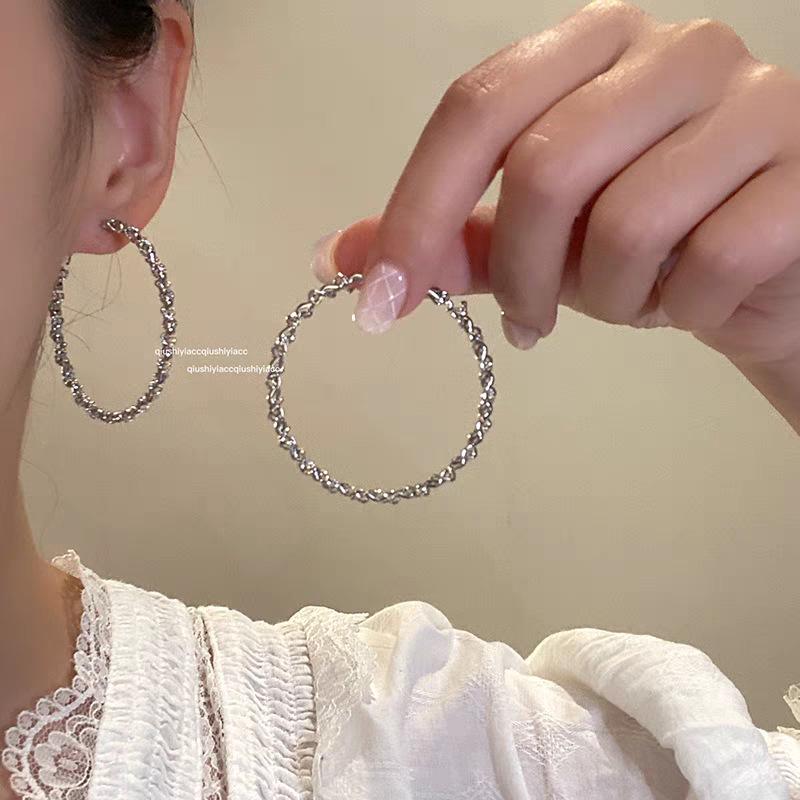 Women's Luxury Textured Metal Hoop Earrings - Versatile Niche Design
